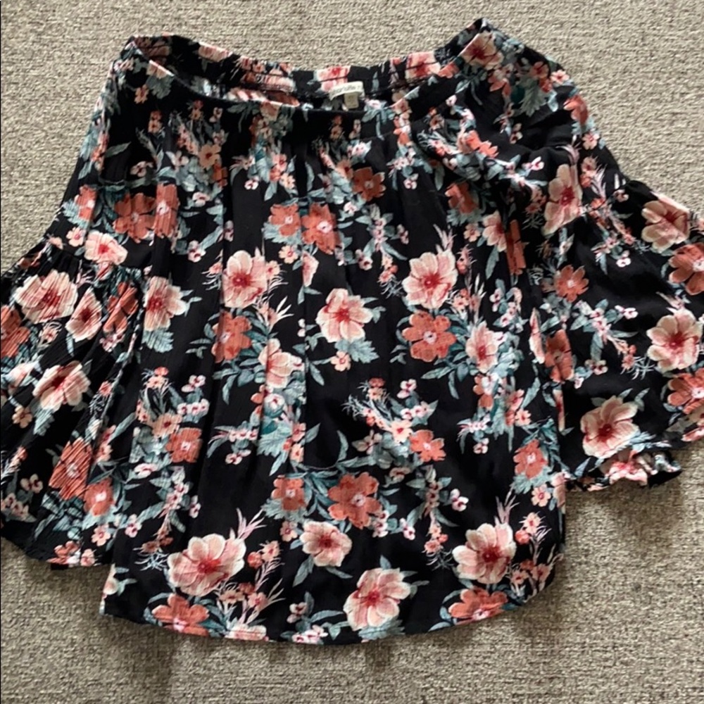 Cute floral top!
